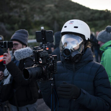 Renata Brito covering protests in the Spain-France border